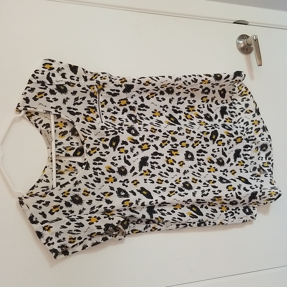 Leopard print short sleeve blouse. Smart Set size Medium. - Picture 2 of 4